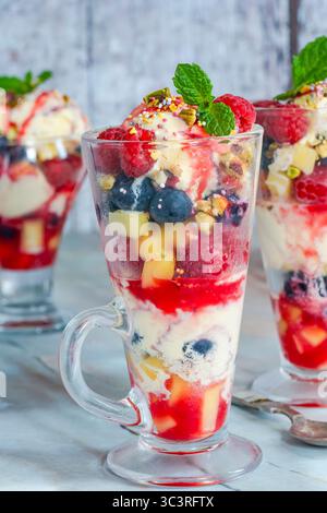 Knickerbocker Glory - crème glacée en couches sundae avec des fruits frais Banque D'Images