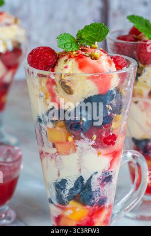 Knickerbocker Glory - crème glacée en couches sundae avec des fruits frais Banque D'Images