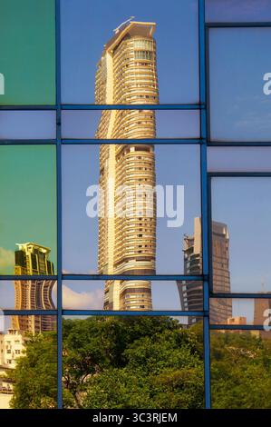 Grand bâtiment reflété dans les fenêtres en verre d'un autre bâtiment Banque D'Images