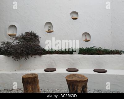 Espace dans une pièce décorée avec siège en bois et mur de texture de ciment blanc Banque D'Images
