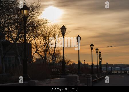 Lever du soleil sur les lampadaires à Battery Park Banque D'Images