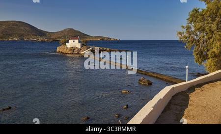 Petite chapelle sur rocher, entourée d'arbres, dans la lumière tranquille du matin, chapelle, église, Agios Isidoros, îlot rocheux, baie de Gourna, Kokkali, Leros, Dodécan Banque D'Images