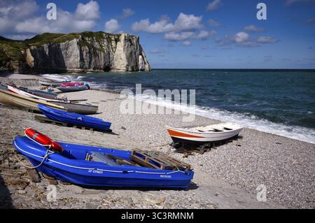 Bateaux, colorés, colorés, couchés sur la plage, plage de galets, arche rocheuse falaise ou porte d'aval, Etretat, mer, côte escarpée, falaises, falaises de craie, al Banque D'Images