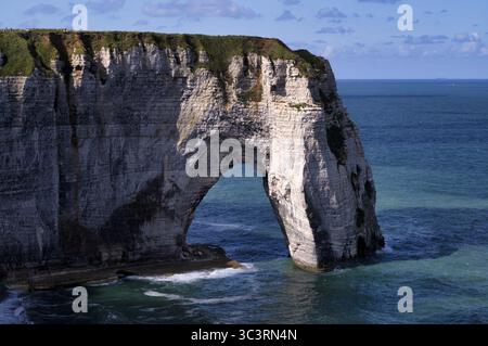 Arche rocheuse falaise ou porte la Manneporte, Etretat, mer, côte escarpée, falaises, falaises de craie, côte d'albâtre, la Cote d'Albatre, Normandie, Seine-mari Banque D'Images