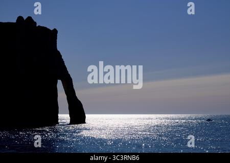 Arche rocheuse falaise ou porte d'aval contre la lumière, silhouette, Etretat, mer, falaises, falaises, falaises de craie, côte d'albâtre, la Cote d'Albatre, No Banque D'Images
