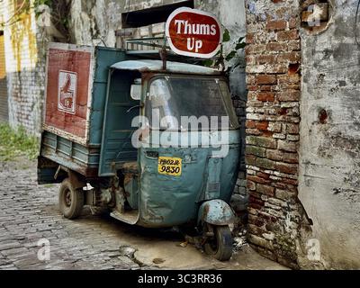 Vieux véhicule de transport (pousse-pousse, tuktuk, voiture, tricycle, singe, vespa, bajaj) dans une ruelle à Amritsar, Punjab, Inde Banque D'Images