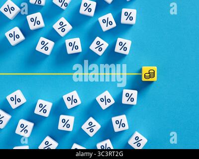 Évasion fiscale et crimes financiers. Transaction Monsey sans retenues à la source ni frais cachés. Symboles de pourcentage et d'argent sur des cubes sur fond bleu. Banque D'Images