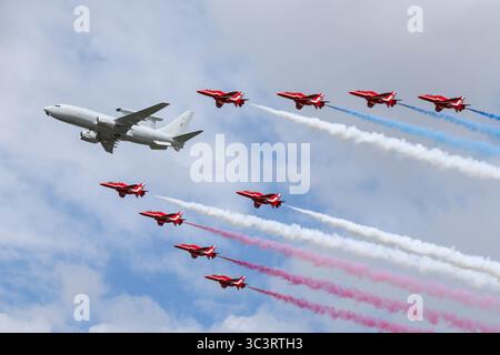 Fairford, Royaume-Uni, 19 juillet 2025. Des avions militaires du monde entier étaient exposés statiques et effectuaient des acrobaties aériennes à la RAF Fairford le deuxième jour du Royal International Air Tattoo. Flypast du nouveau Boeing E-7 Wedgetail de la Royal Air Force avec les flèches rouges. Banque D'Images