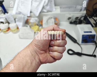 prothèses artificielles métal-céramique dans les mains d'un médecin Banque D'Images