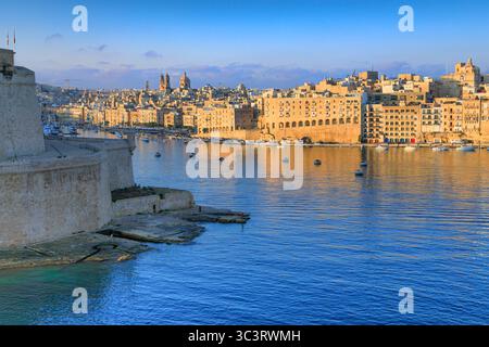 Vue au lever du soleil sur Grand Harbour Seascape à la Valette, capitale de Malte. Banque D'Images