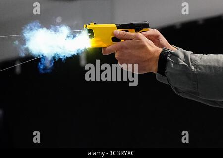 EMBARGO À 0001 LUNDI 28 JUILLET Une démonstration de Taser lors du lancement d'un procès Taser dans le domaine de la prison pour hommes adultes sur le site de formation de l'unité de réponse opérationnelle et de résilience (ORRU) à Kidlington, Oxfordshire. Date de la photo : jeudi 24 juillet 2025. Banque D'Images