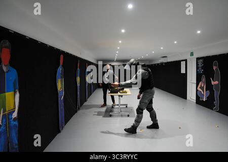 EMBARGO À 0001 LUNDI 28 JUILLET Une démonstration de Taser lors du lancement d'un procès Taser dans le domaine de la prison pour hommes adultes sur le site de formation de l'unité de réponse opérationnelle et de résilience (ORRU) à Kidlington, Oxfordshire. Date de la photo : jeudi 24 juillet 2025. Banque D'Images