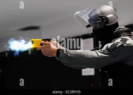 EMBARGO À 0001 LUNDI 28 JUILLET Une démonstration de Taser lors du lancement d'un procès Taser dans le domaine de la prison pour hommes adultes sur le site de formation de l'unité de réponse opérationnelle et de résilience (ORRU) à Kidlington, Oxfordshire. Date de la photo : jeudi 24 juillet 2025. Banque D'Images