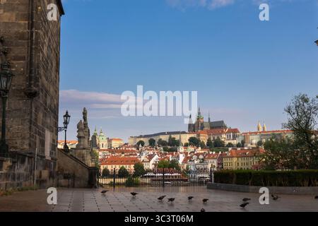 Prague : vue sur Mala Strana, le pont Charles et le château de Prague depuis la tour du pont de la vieille ville, au-dessus de la Vltava, en journée. Prague, République tchèque Banque D'Images