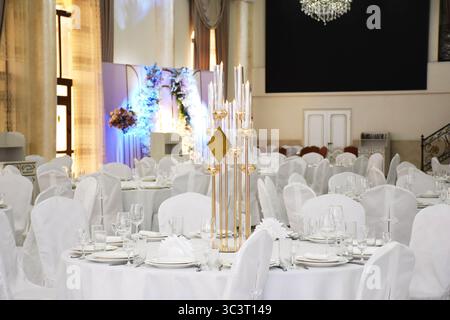 Grande salle de banquet lumineuse spacieuse lors d'un mariage. Salle de banquet de mariage Banque D'Images