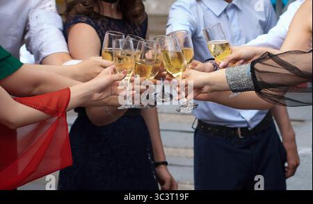 Joyeux moment de toast au champagne entre amis dans une ambiance festive. Banque D'Images