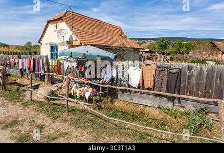 Vêtements et chapeaux en laine de style local typiques à vendre sur un stand en bord de route à Viscri, un village saxon de la région de Brasov en Transylvanie, Roumanie Banque D'Images