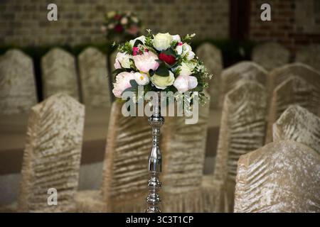 Table à manger dans un restaurant avec un bouquet de fleurs. Salle de banquet de mariage Banque D'Images
