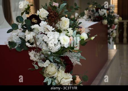 La table de mariage de la mariée et de la mariée est un beau paysage lumineux intérieur et des fleurs. Salle de banquet de mariage Banque D'Images