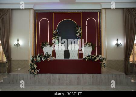 La table de mariage de la mariée et de la mariée est un beau paysage lumineux intérieur et des fleurs. Salle de banquet de mariage Banque D'Images