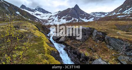 Rivière sauvage avec cascade des montagnes enneigées sur l'île de Senja en Norvège Banque D'Images