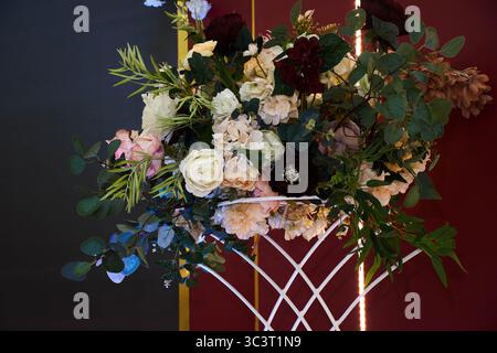 La table de mariage de la mariée et de la mariée est un beau paysage lumineux intérieur et des fleurs. Salle de banquet de mariage Banque D'Images