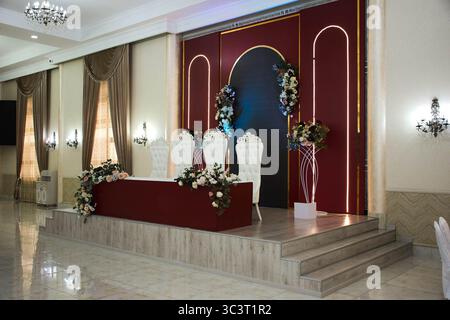 La table de mariage de la mariée et de la mariée est un beau paysage lumineux intérieur et des fleurs. Salle de banquet de mariage Banque D'Images