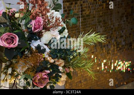 La table de mariage de la mariée et de la mariée est un beau paysage lumineux intérieur et des fleurs. Salle de banquet de mariage Banque D'Images