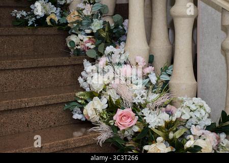 Un escalier avec des fleurs colorées vives lors d'un banquet et d'un mariage. Salle de banquet de mariage Banque D'Images