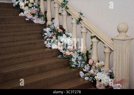 Un escalier avec des fleurs colorées vives lors d'un banquet et d'un mariage. Salle de banquet de mariage Banque D'Images