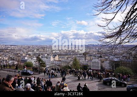 Tourists enjoying city view from Sacre Coeur hill, Paris Banque D'Images