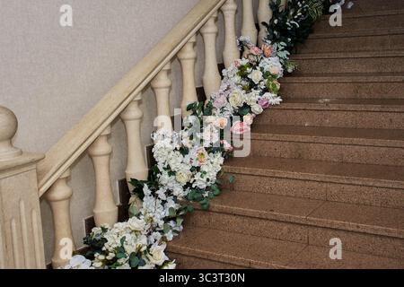 Un escalier avec des fleurs colorées vives lors d'un banquet et d'un mariage. Salle de banquet de mariage Banque D'Images
