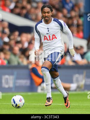 Luton, Royaume-Uni. 26 juillet 2025. Luton Town v Tottenham Hotspur - pré-saison Friendly - Kenilworth Road. Le djed Spence de Tottenham en action. Crédit photo : Mark pain/Alamy Live News Banque D'Images