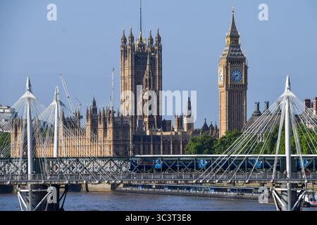 Londres, Royaume-Uni. 25 juillet 2025. Chambres du Parlement, Elizabeth Tower, populairement connu sous le nom de Big Ben, et Hungerford et Golden Jubilee Bridges vue de jour. Crédit : Vuk Valcic/Alamy Banque D'Images