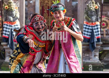 Denpasar, Indonésie - 28 mars 2019 : personnages dans le spectacle de danse Barong, danse traditionnelle balinaise Banque D'Images