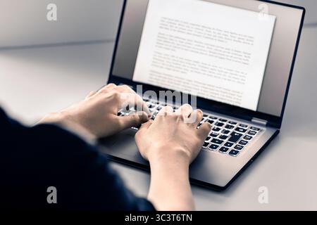 Auteur écrivant le contenu ou blog avec l'ordinateur. Article ou lettre avec ordinateur portable. Saisie de texte. Livre, journal ou reportage de nouvelles. Essai universitaire ou cv. Banque D'Images