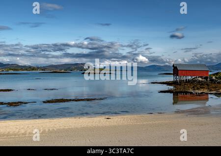 Red Hut Cottage sur l'île Sommaroy à Calm Fjord en Norvège Banque D'Images