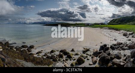 Plage de sable blanc avec Red Cottage et calme fjord sur l'île Sommaroy en Norvège Banque D'Images
