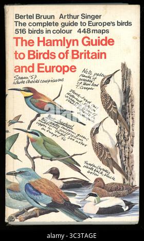 Livre de poche rétro 1970's Field guide to Birds, couverture, 'The Hamlyn Guide to Birds of Britain and Europe', publié en 1970, Londres, Royaume-Uni Banque D'Images