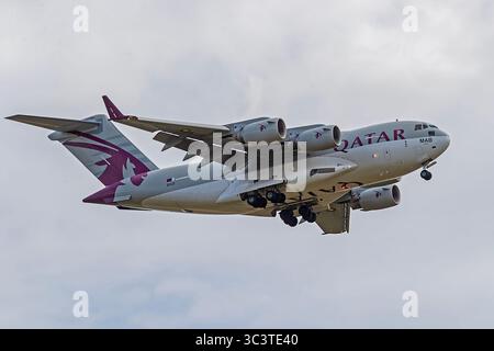 Qatar Emiri Air Force Boeing C-17A Globemaster III arrivant à Royal International Air Tattoo, Whelford, RAF Fairford, Gloucestershire, Royaume-Uni Banque D'Images