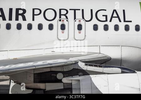Lisbonne, Portugal, 4 mars 2024 : le langage des avions : symboles, surfaces et instructions silencieuses Banque D'Images