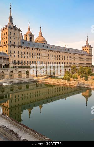 El Escorial, Espagne, 18 juillet 2025 : grandeur architecturale : l'élégance intemporelle de l'Escorial reflétée dans l'eau Banque D'Images