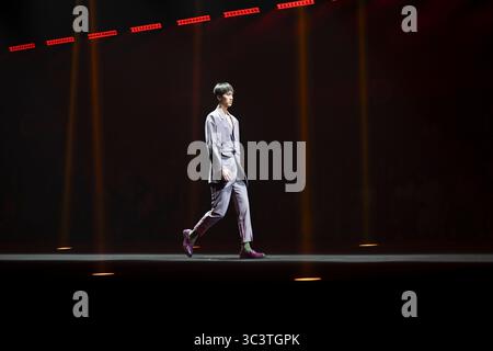 Shanghai, Chine. 26 juillet 2025. Un concurrent présente une création de mode lors du 19e concours de finale Super Model de Chine à Shanghai, dans l'est de la Chine, le 26 juillet 2025. Le concours final a eu lieu ici samedi, avec la participation de 60 modèles sélectionnés parmi près de 10 000 concurrents. Crédit : Chen Haoming/Xinhua/Alamy Live News Banque D'Images