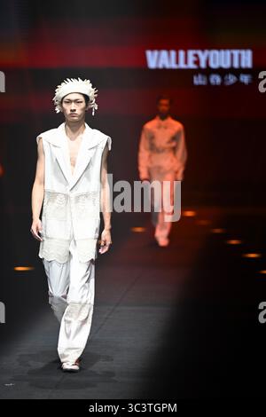 Shanghai, Chine. 26 juillet 2025. Un concurrent présente une création de mode lors du 19e concours de finale Super Model de Chine à Shanghai, dans l'est de la Chine, le 26 juillet 2025. Le concours final a eu lieu ici samedi, avec la participation de 60 modèles sélectionnés parmi près de 10 000 concurrents. Crédit : Chen Haoming/Xinhua/Alamy Live News Banque D'Images