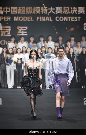 Shanghai, Chine. 26 juillet 2025. Champions Models présentent des créations de mode lors du 19ème concours de finale Super Model Chine à Shanghai, dans l'est de la Chine, le 26 juillet 2025. Le concours final a eu lieu ici samedi, avec la participation de 60 modèles sélectionnés parmi près de 10 000 concurrents. Crédit : Chen Haoming/Xinhua/Alamy Live News Banque D'Images