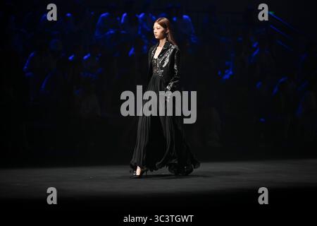 Shanghai, Chine. 26 juillet 2025. Un concurrent présente une création de mode lors du 19e concours de finale Super Model de Chine à Shanghai, dans l'est de la Chine, le 26 juillet 2025. Le concours final a eu lieu ici samedi, avec la participation de 60 modèles sélectionnés parmi près de 10 000 concurrents. Crédit : Chen Haoming/Xinhua/Alamy Live News Banque D'Images