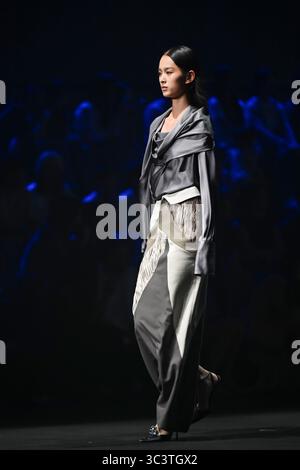 Shanghai, Chine. 26 juillet 2025. Un concurrent présente une création de mode lors du 19e concours de finale Super Model de Chine à Shanghai, dans l'est de la Chine, le 26 juillet 2025. Le concours final a eu lieu ici samedi, avec la participation de 60 modèles sélectionnés parmi près de 10 000 concurrents. Crédit : Chen Haoming/Xinhua/Alamy Live News Banque D'Images