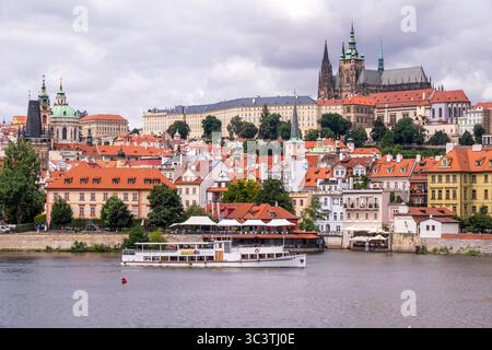 Vue panoramique sur la rivière Vltava et le château de Prague, République tchèque Banque D'Images