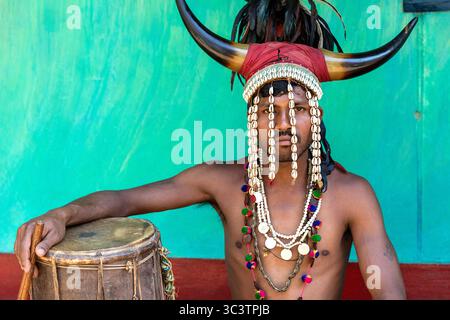 Portrait d'un homme avec chapeau de corne de bison ornementé de la tribu de bison-corne maria dans le Chhattisgarh en inde, colliers colorés de coquillages Banque D'Images