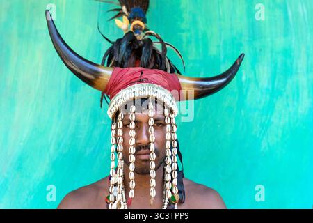 Portrait d'un homme avec chapeau de corne de bison ornementé de la tribu de bison-corne maria dans le Chhattisgarh en inde, colliers colorés de coquillages Banque D'Images